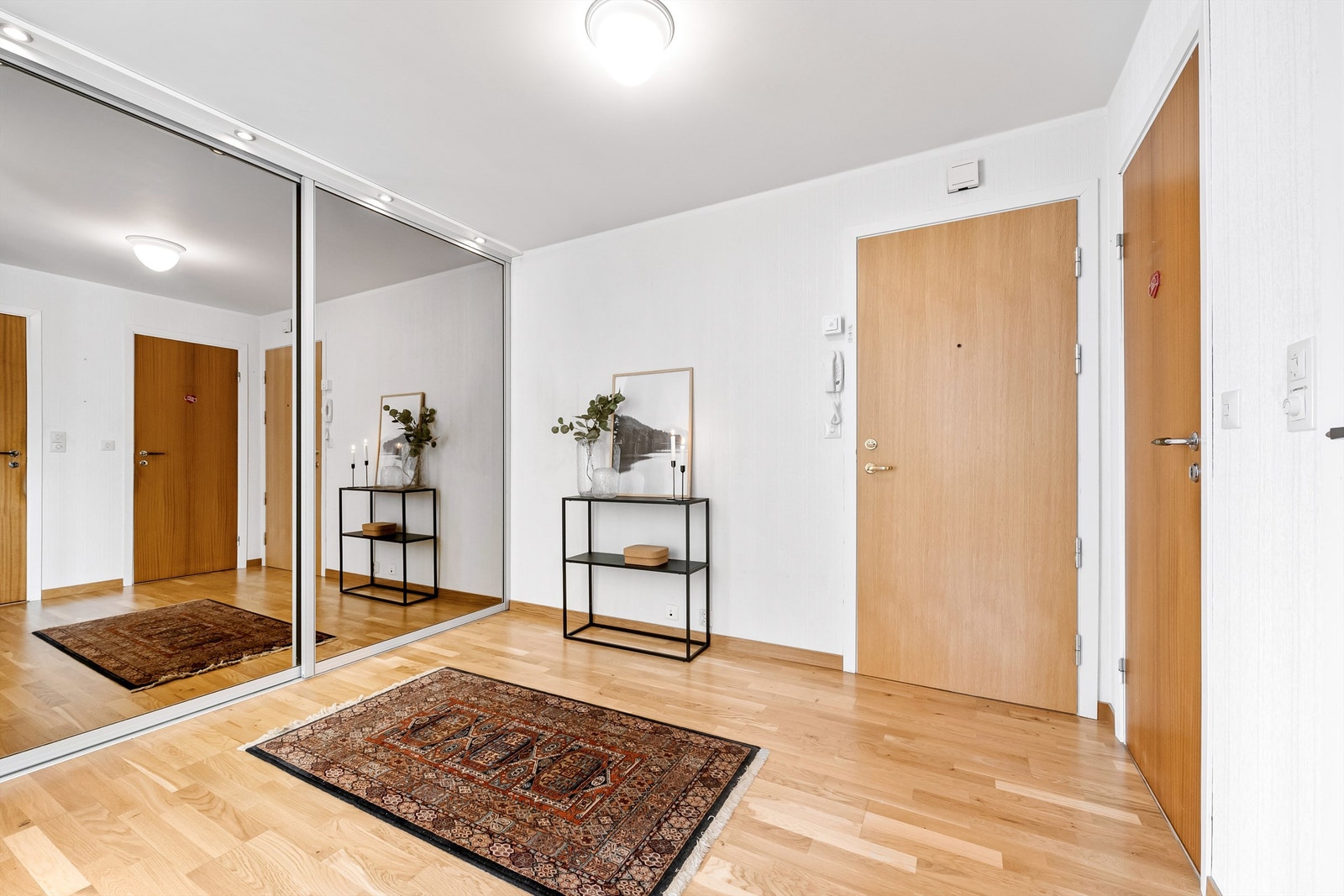 Romslig gang/entre med skyvedørsgarderobe Galleribilde
