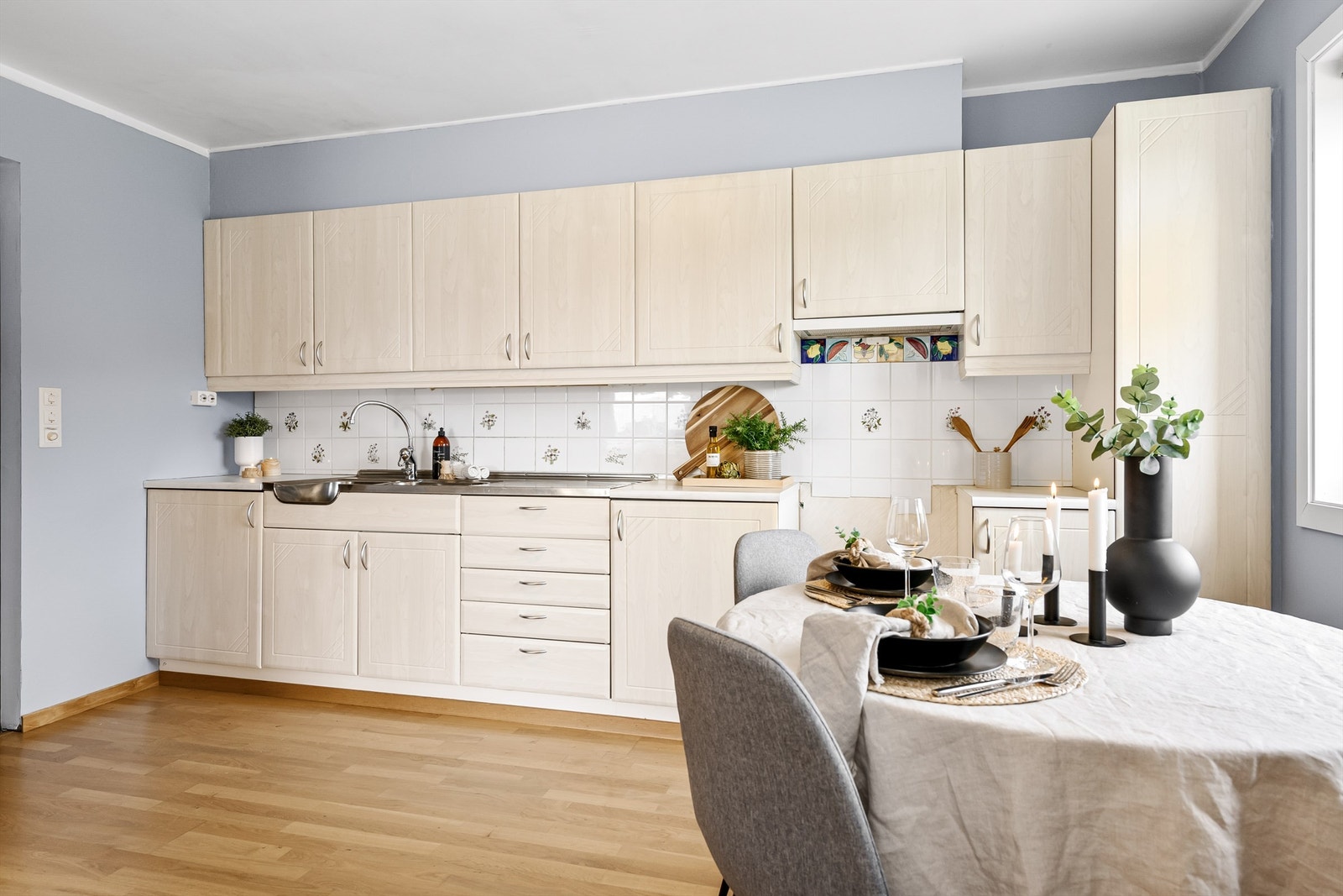 Kjøkken med profilerte fronter og benkeplate av laminat. Galleribilde