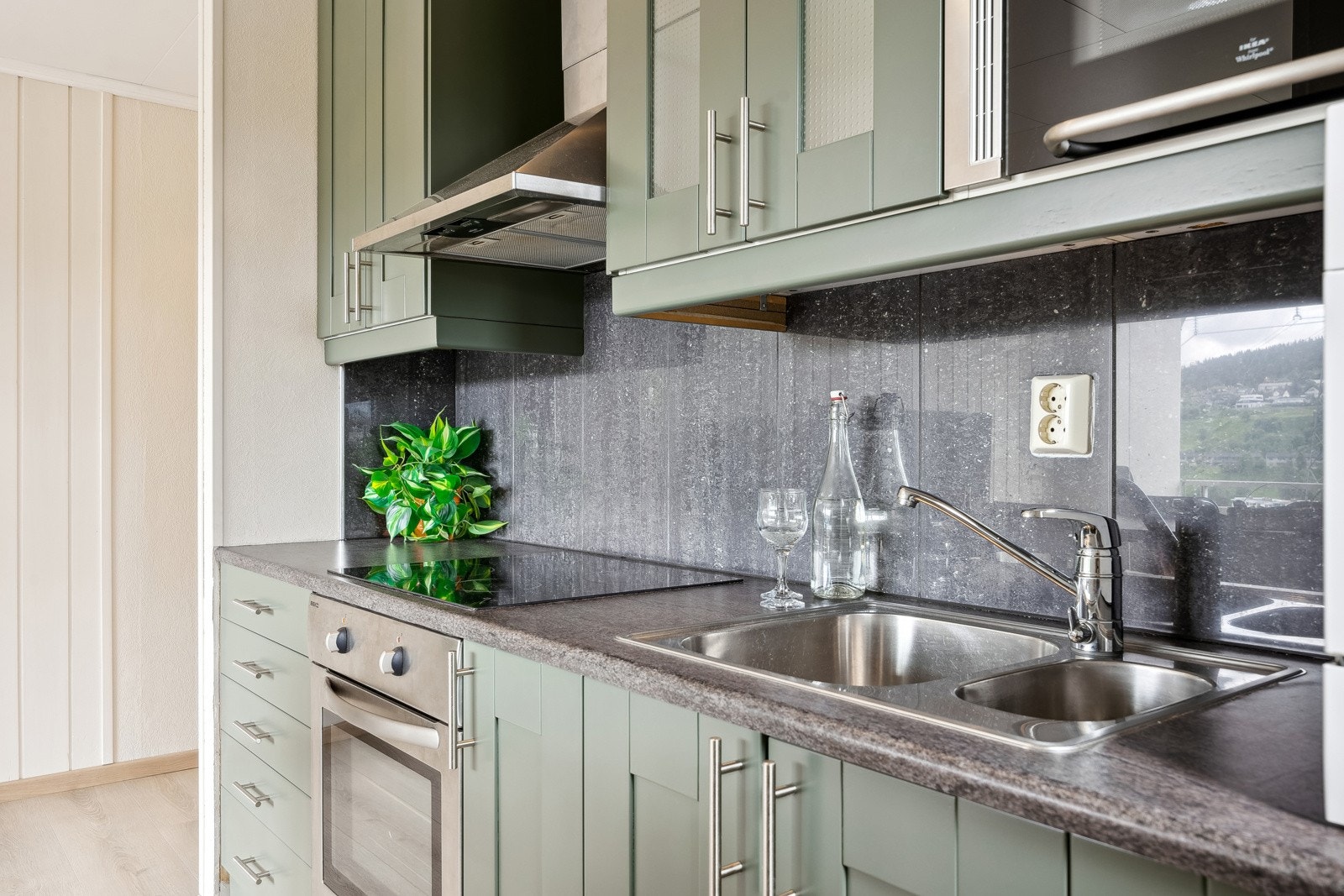 Kjøkkenet har en pen innredning og medfølgende hvitevarer i form av stekeovn, platetopp, mikroovn og oppvaskmaskin. Galleribilde