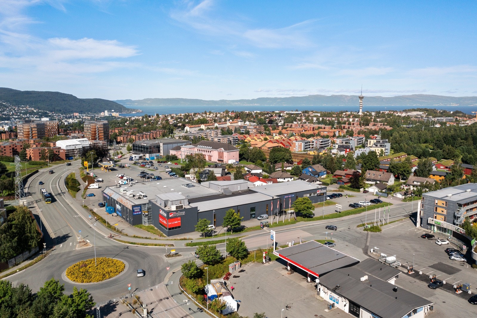 I nærområdet finner du både Bohussenteret og Moholtsenteret, som kan by på fasiliteter som dagligvarebutikker, apotek, legesenter, restaurant, kafé og frisør. Galleribilde