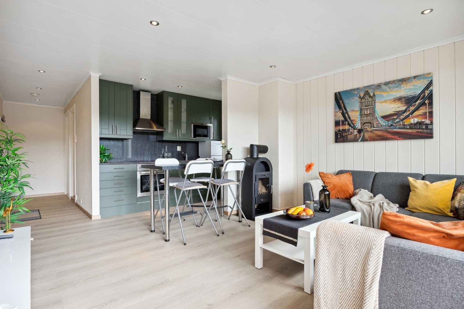 Stuen er i åpen løsning med kjøkkenet og har et samlet areal på 20 kvm. Galleribilde