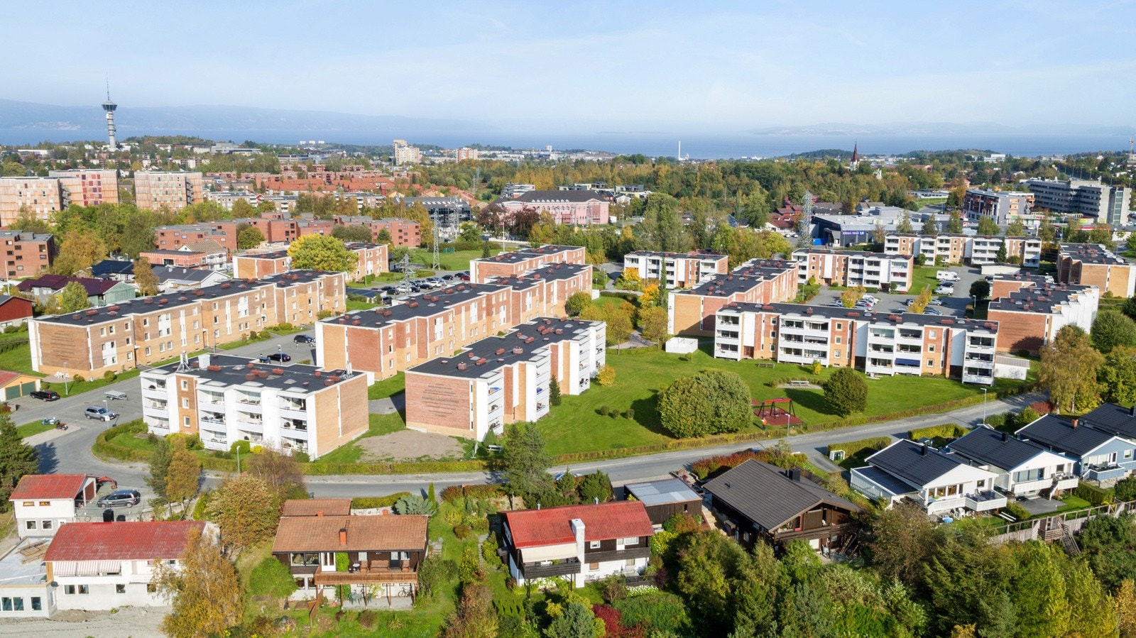 Moholt Borettslag ligger på Moholt like ved Moholt Studentby. Bebyggelsen består av 13 lavblokker omkranset av beplantede utearealer. Galleribilde