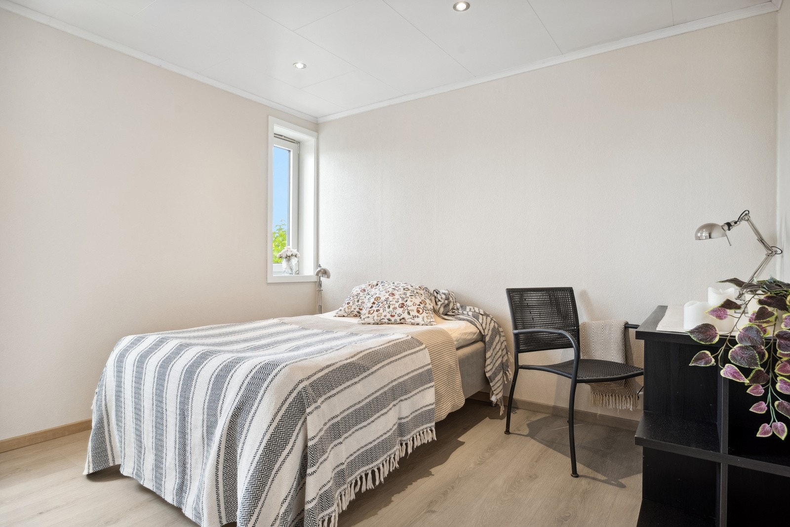 Soverommet måler romslige 12 kvm og er malt i en dus og behagelig farge. Galleribilde