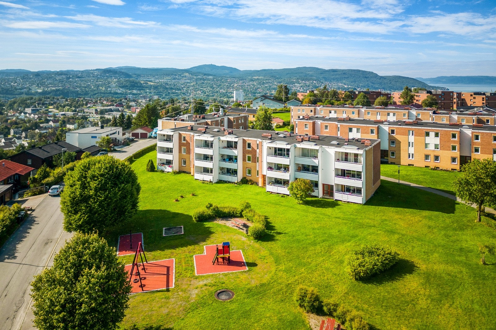 Moholt borettslaget har flotte grøntarealer med lekeplass, grillområder, fotballbane og felleshage. Galleribilde