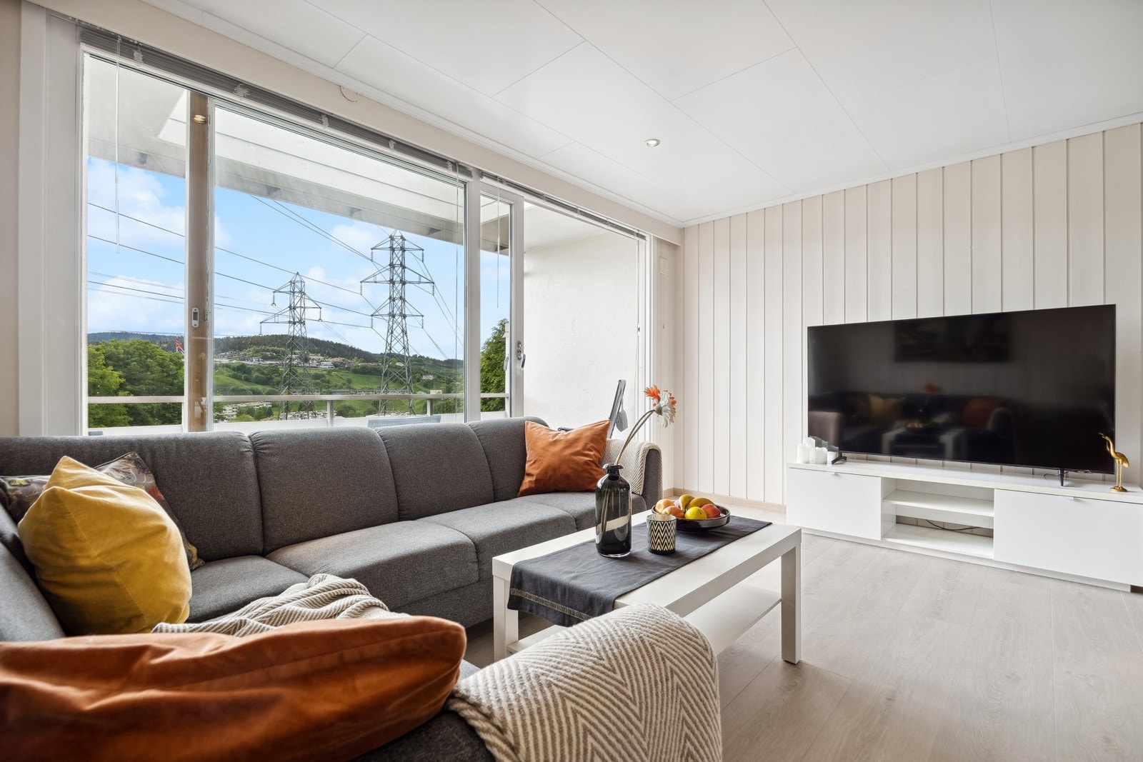 Leiligheten har et gjennomgående og slitesterkt 1-stavs laminatgulv som strekker seg sømløst gjennom alle oppholdsrom. Galleribilde