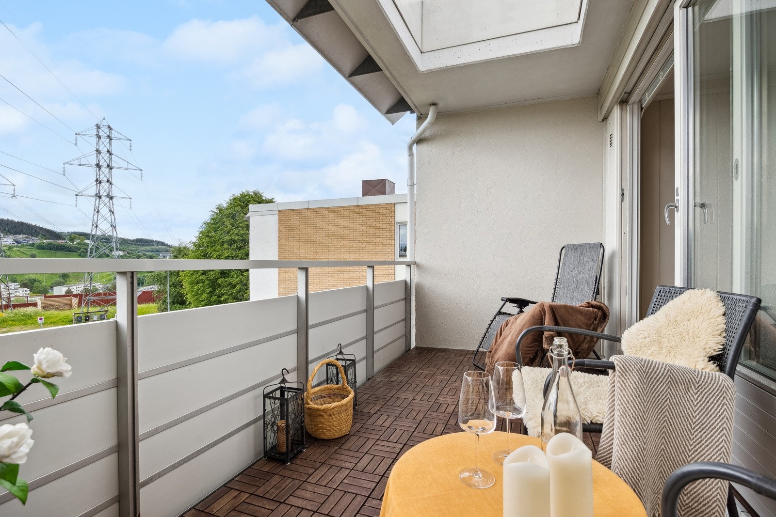 Det er god plass til utemøblement og grill. Galleribilde