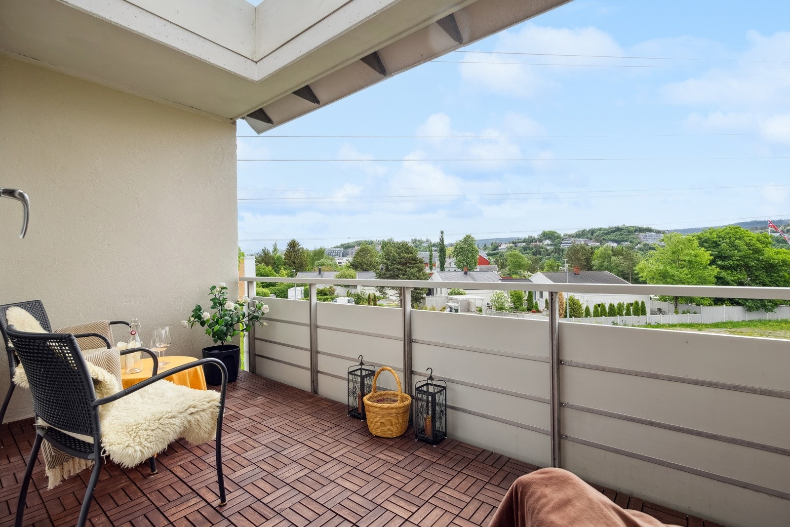 På den sør/østvendte balkongen kan solen nytes fra den titter frem om morgenen og utover formiddagen. Galleribilde
