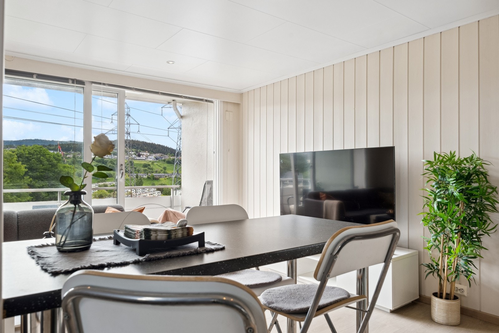 Leiligheten er nymalt i 2024 i moderne og behagelige farger. Galleribilde