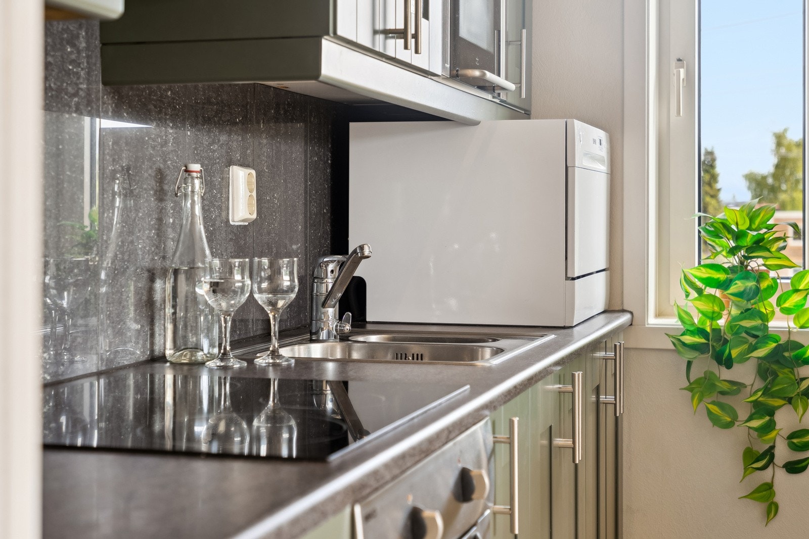 Det er god plass til oppbevaring i skuffer og skap. Galleribilde