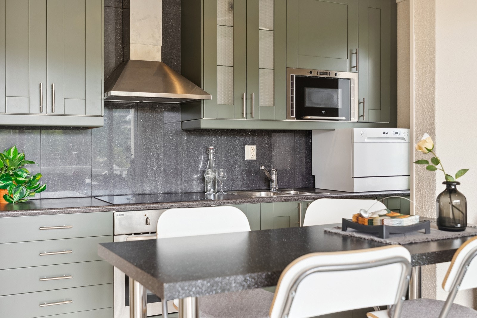 Kjøkkenfrontene er nylakkerte i 2024. Galleribilde