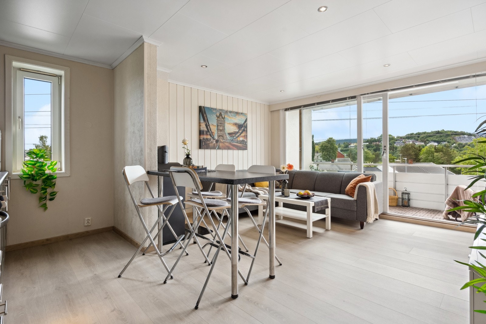 Endebeliggenhet i bygget gir ekstra vinduer og mye naturlig lysinnslipp. Galleribilde