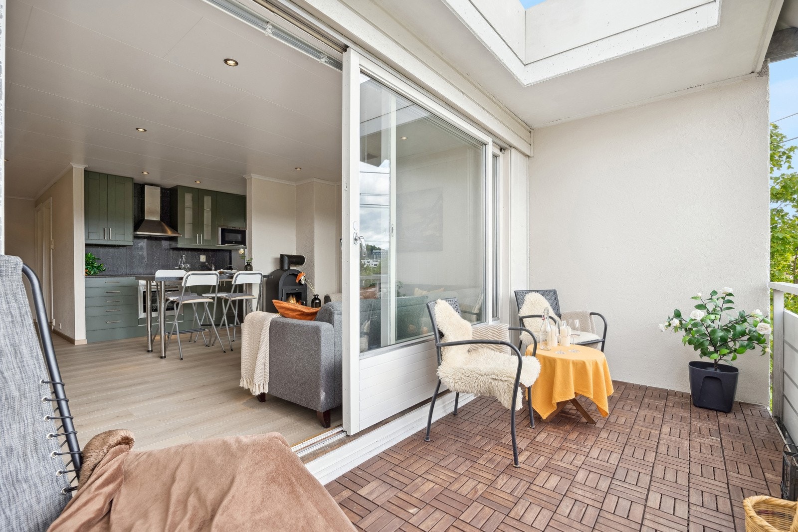 Fra stuen er det adkomst til balkongen via heve-/skyvedør. Galleribilde