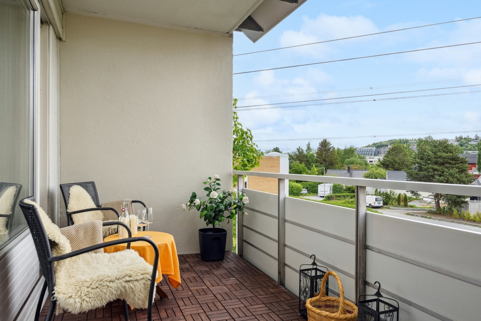 Balkongen er overbygd, noe som forlenger sesongen og bruken av den. Galleribilde