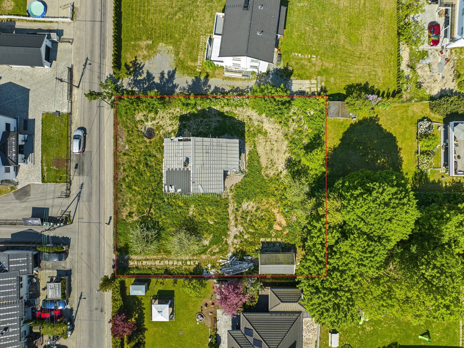 På tomten står det en eldre tomannsbolig og garasje/skur i svært dårlig forfatning. 23.06.2023 ble det gitt rammetillatelse til å rive bebyggelse på tomten. Galleribilde