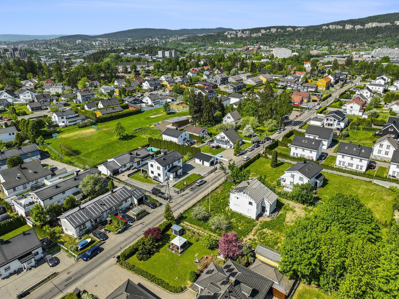 Eiendommen er svakt skrående med noen trær og buskvekster på tomten. Tiltakene medfører nesten ingen endringer i terrengsituasjonen. Galleribilde