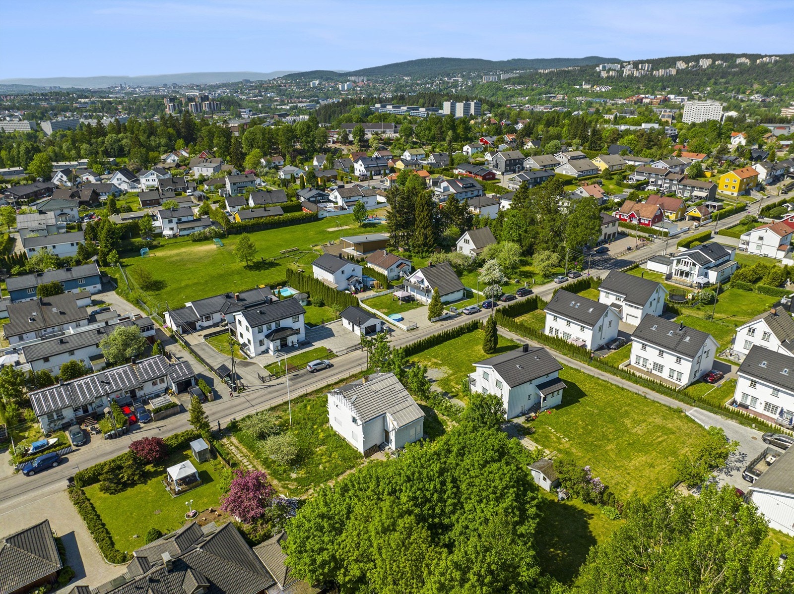 Tiltakene må være lovlig satt i gang innen tre år, ellers faller rammetillatelsen bort. Det betyr at arbeidene må være igangsatt i tilstrekkelig tid før fristen løper ut henholdsvis den 23.06.2026(riving) og 20.10.2026(eneboliger). Galleribilde