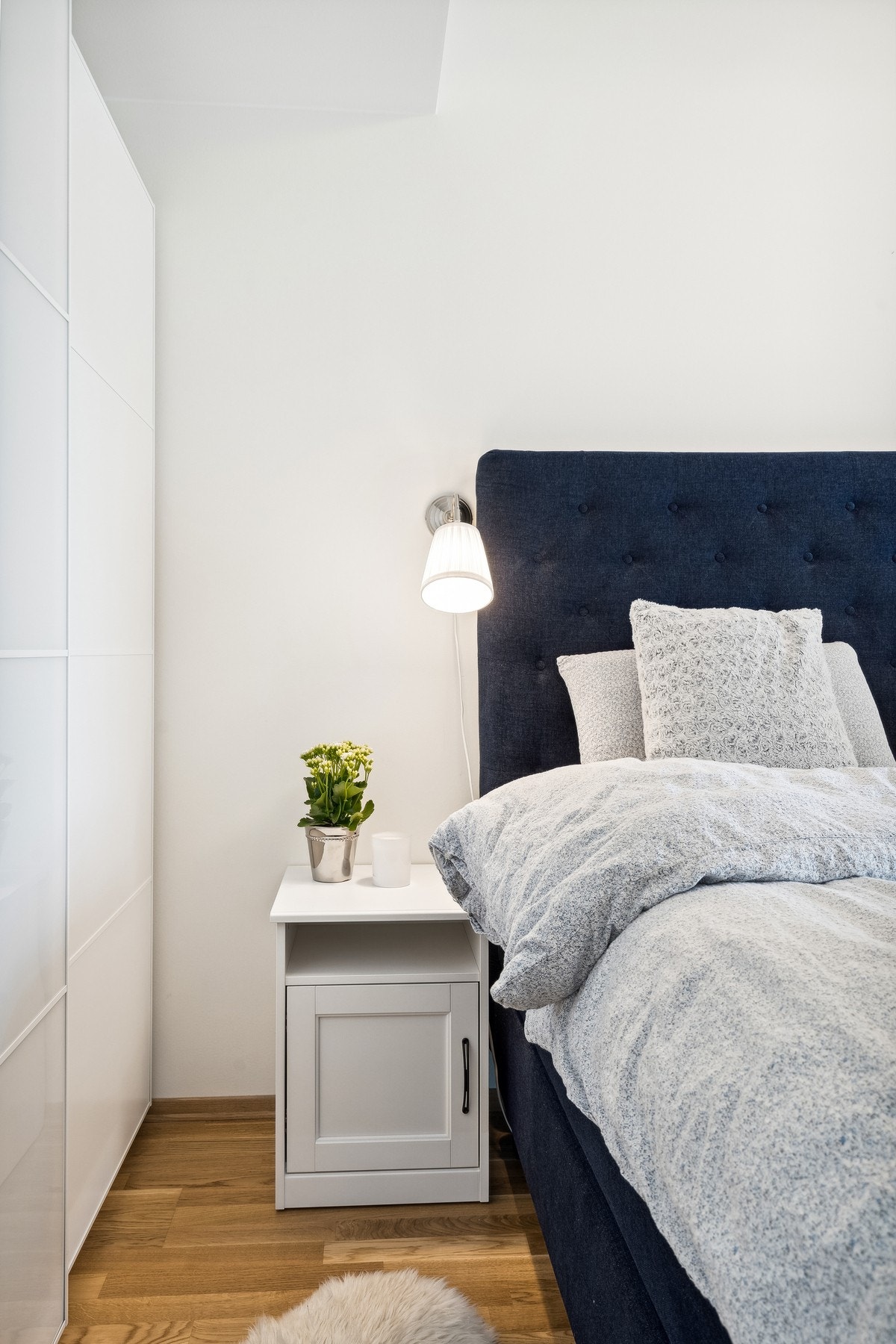 Soverommet fremstår lyst og fint, med tidløse fargevalg på på flater. Galleribilde