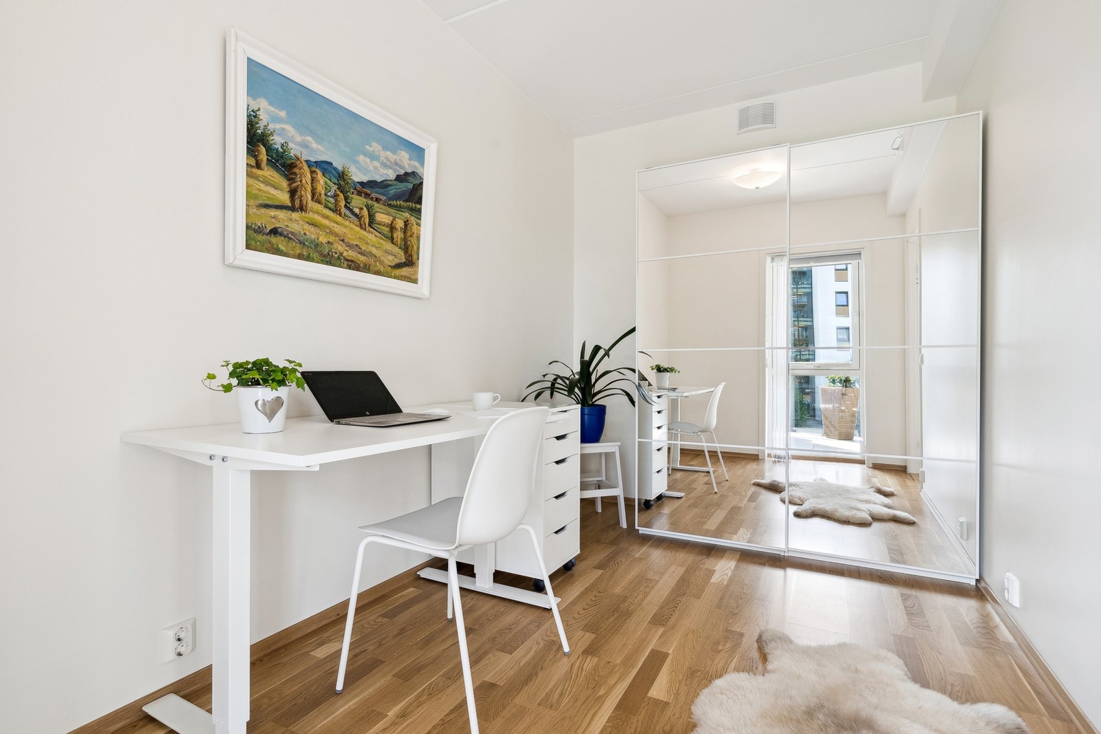 Soverom 2 er i dag brukt som kontor/gjesterom. Med sine 8,1 kvm har soverommet god plass til dobbeltseng og pult. Skyvedørsgarderoben som er vist på bildet vil medfølge handelen. Galleribilde