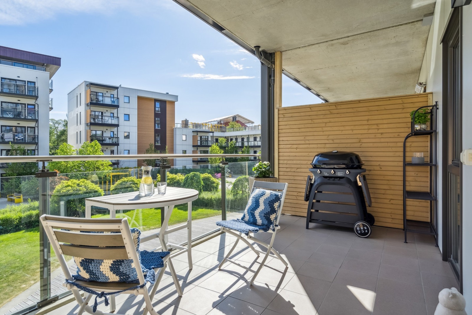 I forlengelse av stuen har du en balkong på hele 14,1 kvm som gir rikelig med plass til til både utemøblement og annet utstyr som f.eks en grill. Galleribilde