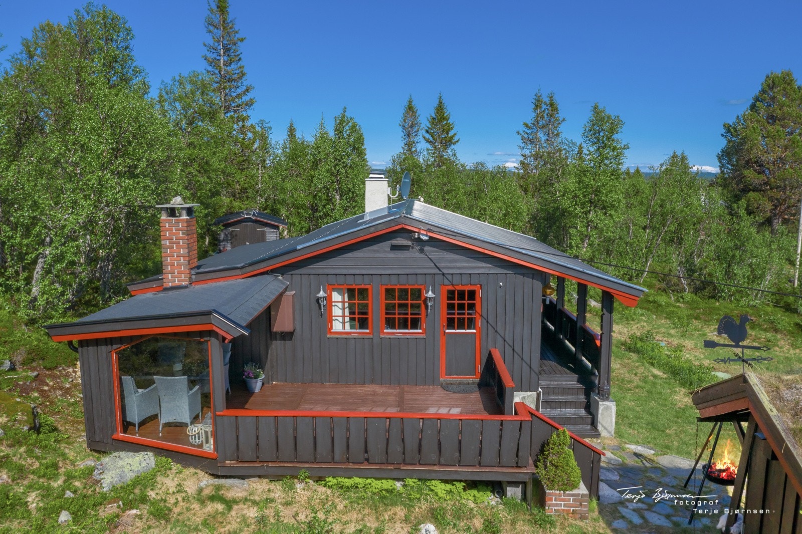 Stor og delvis overbygget terrasse Galleribilde