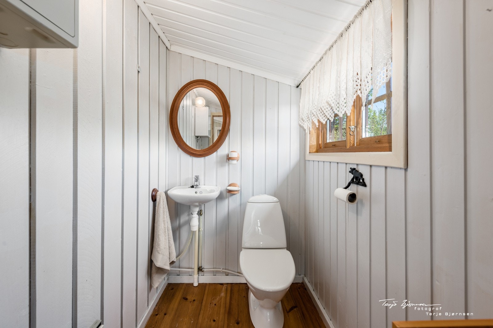 Toalettet med wc og servant Galleribilde