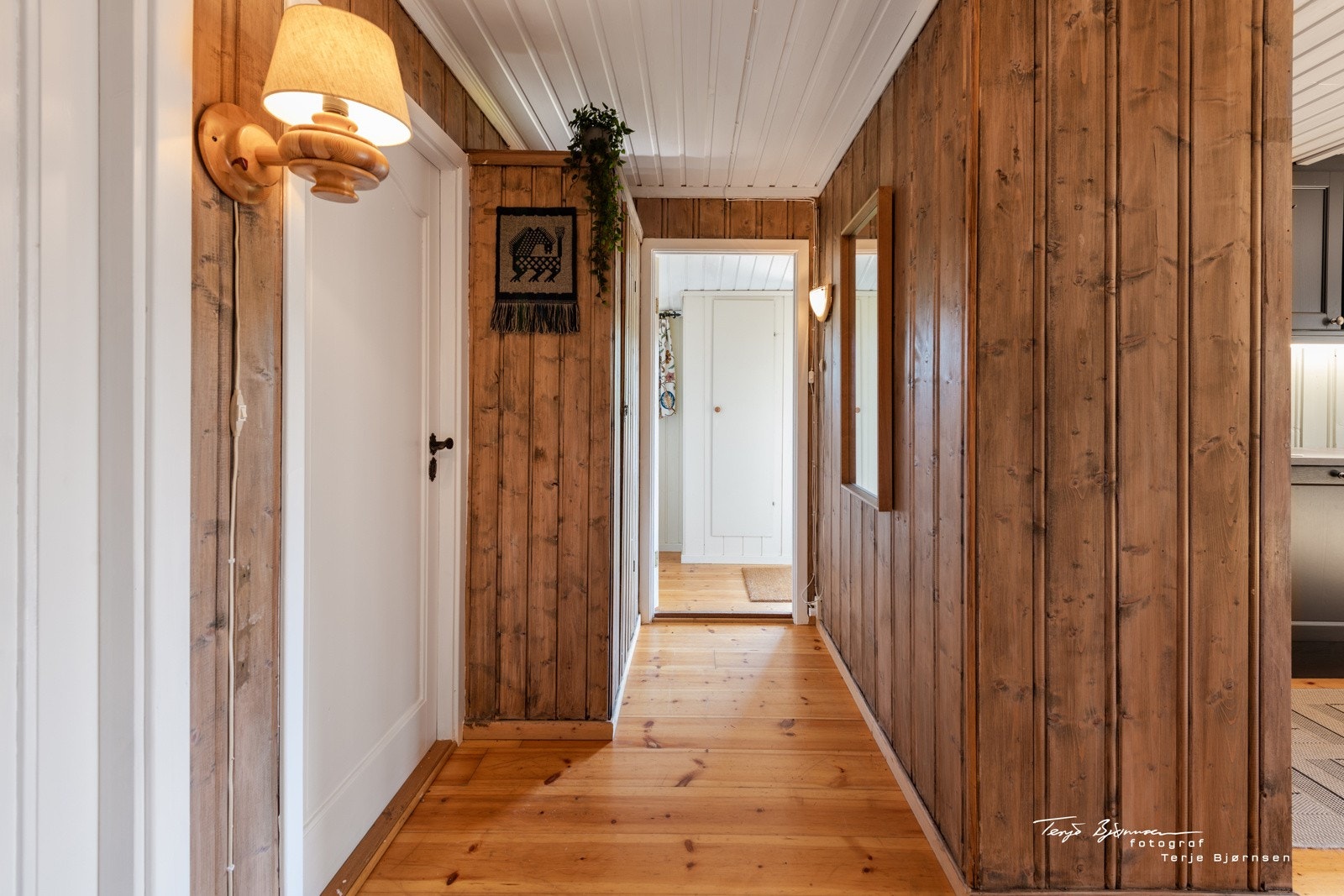 Gangen mot soverommene og utgangen Galleribilde