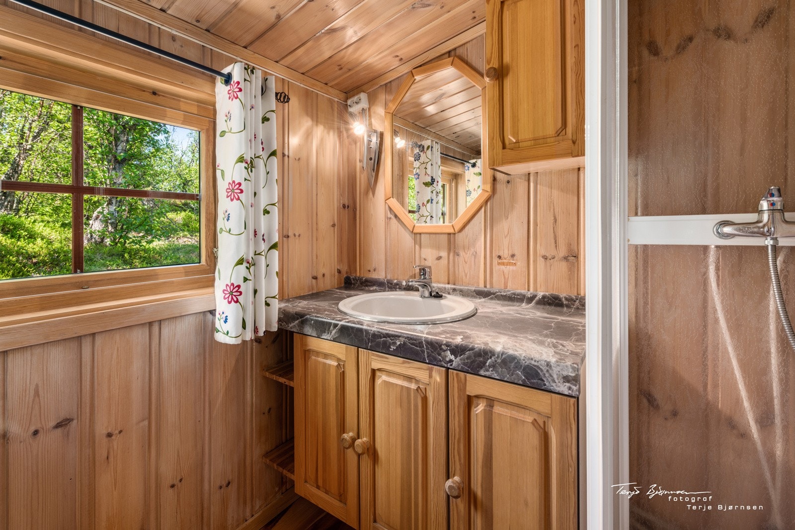 Bad med dusj og baderomsinnredning Galleribilde