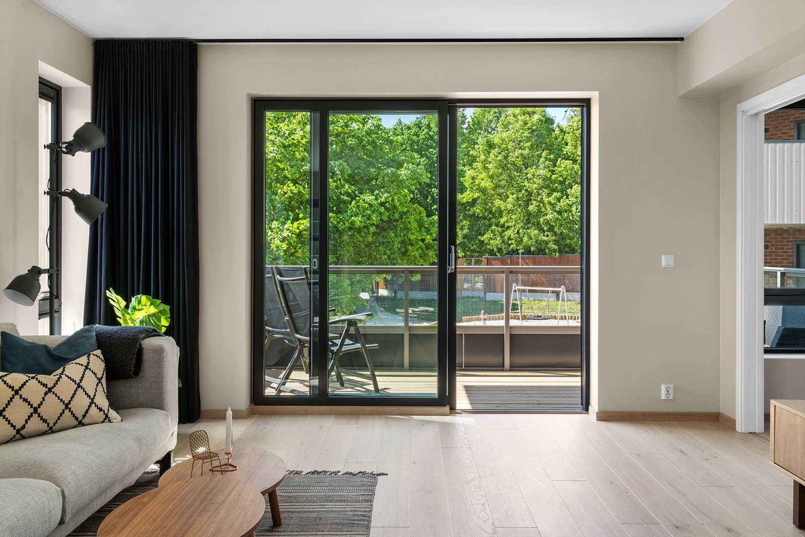 Stue med utgang til vestvendt balkong på ca. 7 m² Galleribilde