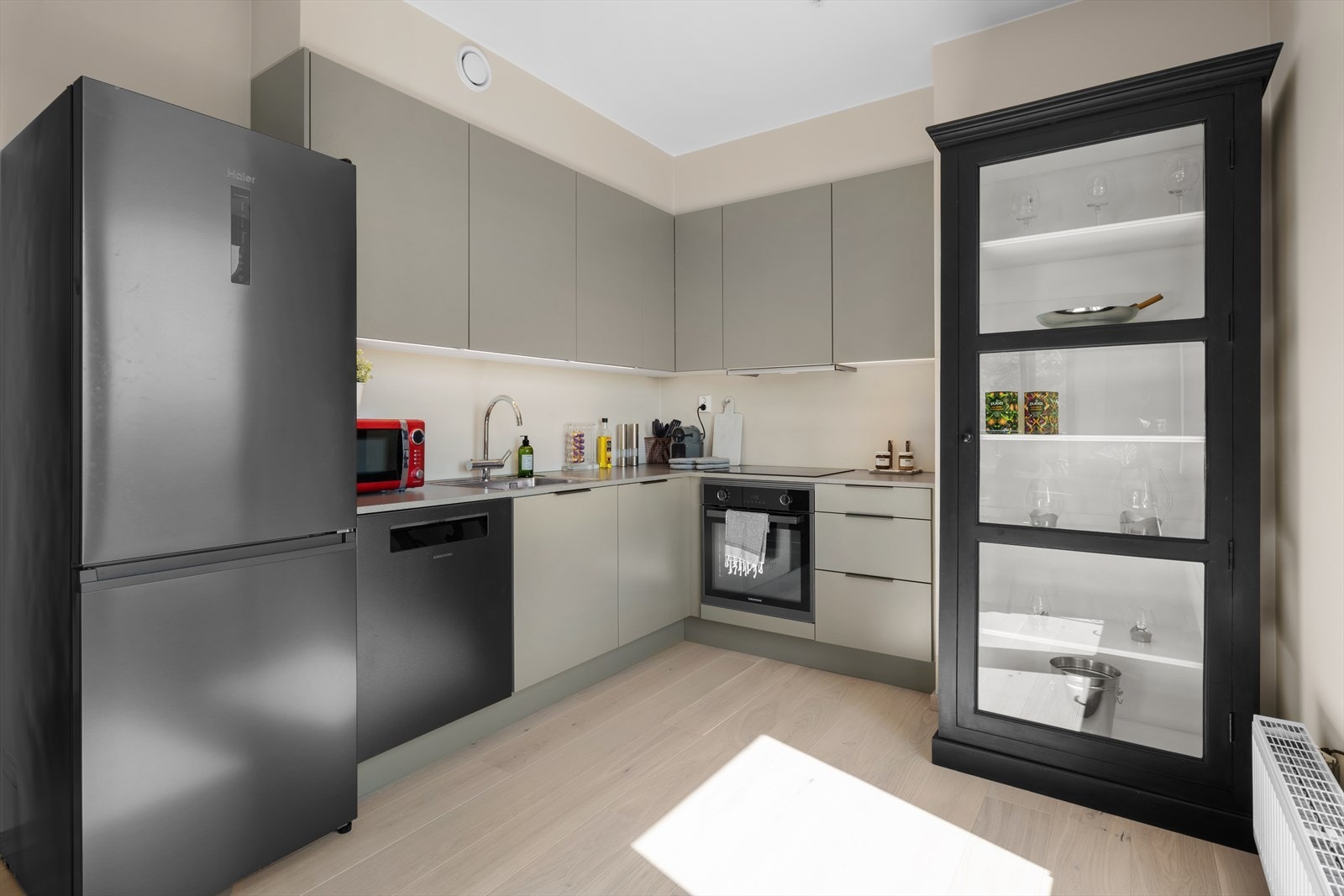 Kjøkken fra HTH med medfølgende hvitevarer Galleribilde