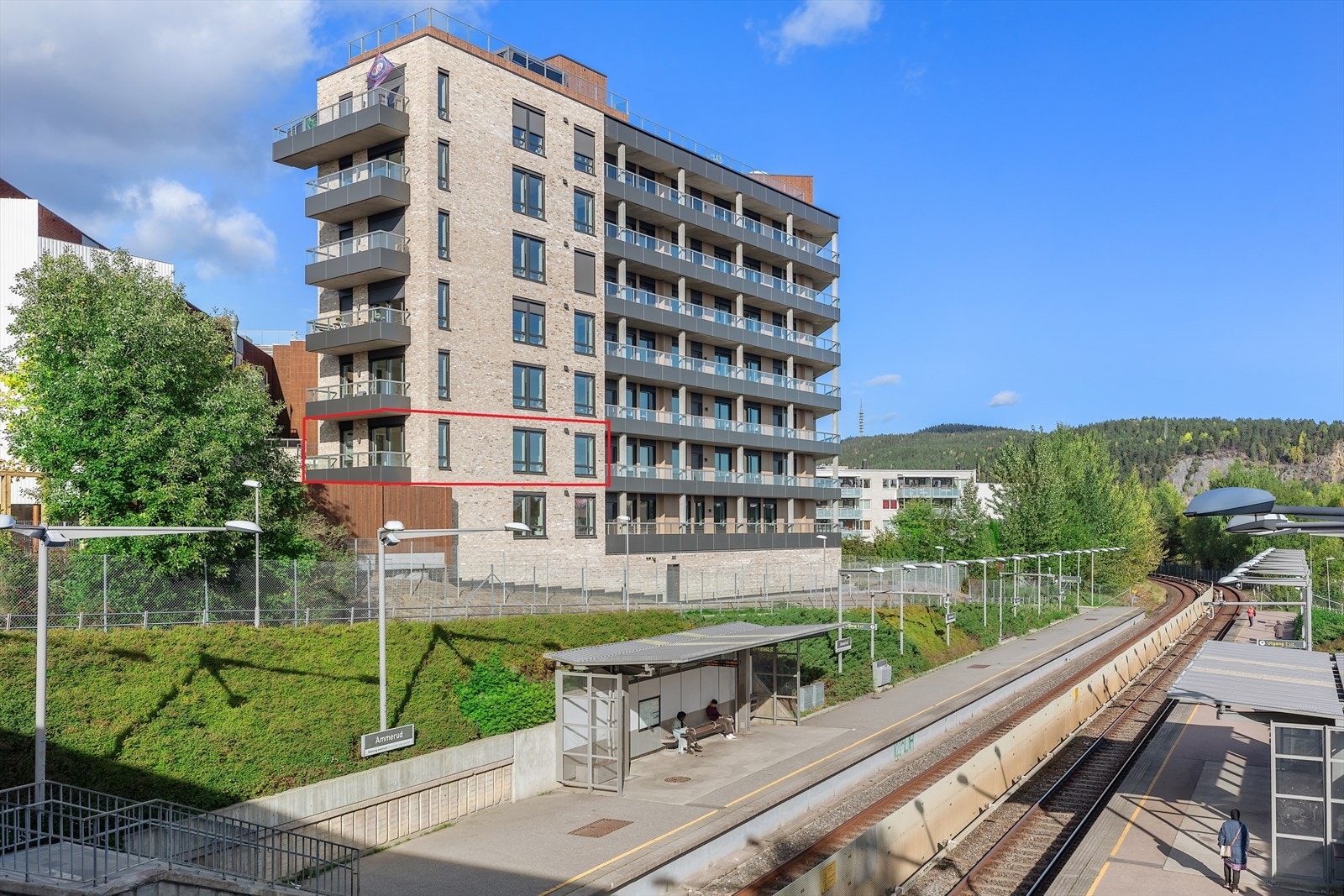 Fasade. Rød markering viser leilighetens beliggenhet. Galleribilde