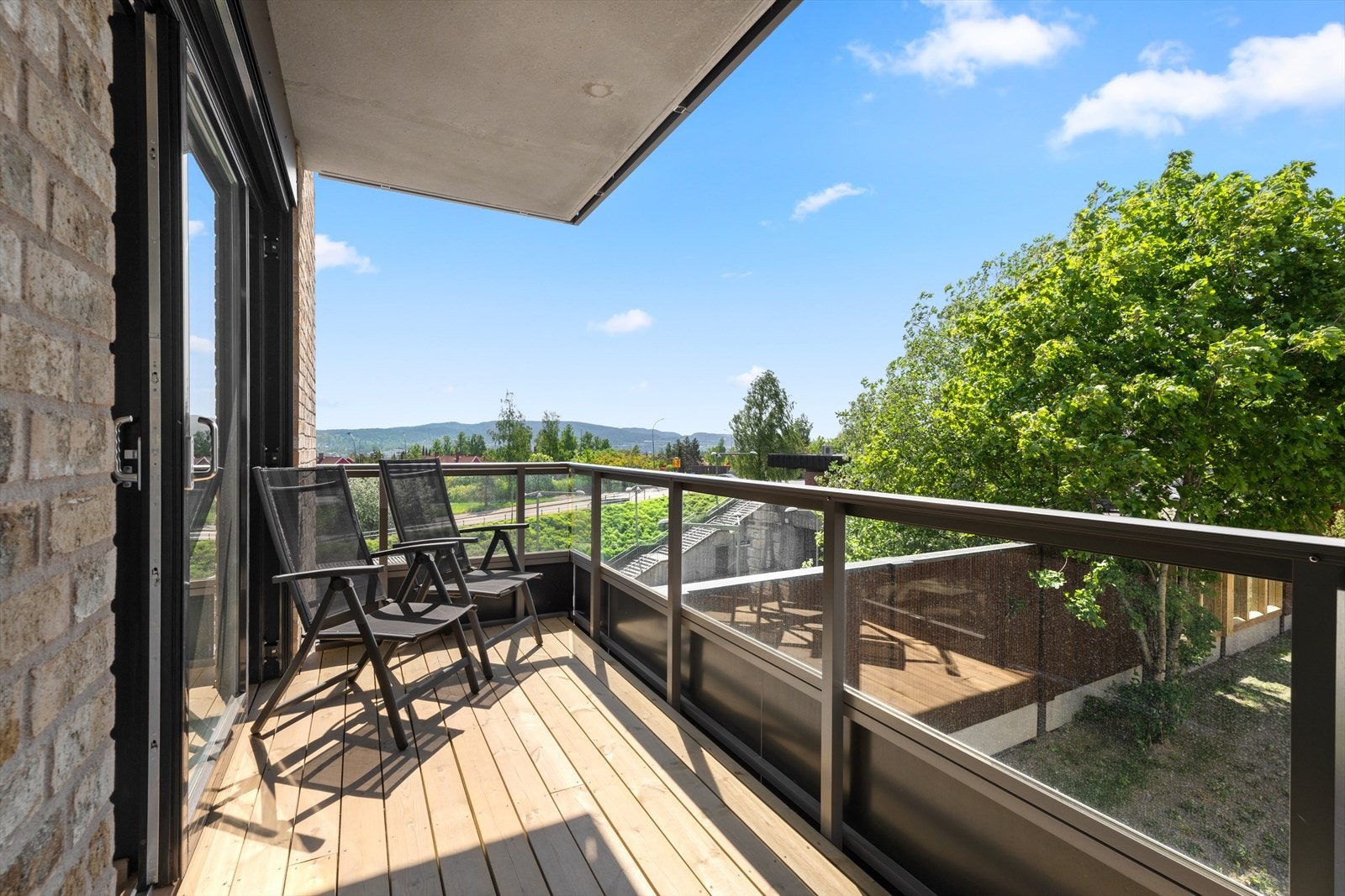 vestvendt balkong på ca. 7 m² med hyggelig utsyn Galleribilde