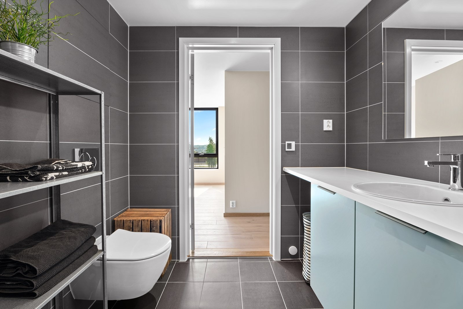 Badet har varme i gulv og downlights i himling Galleribilde