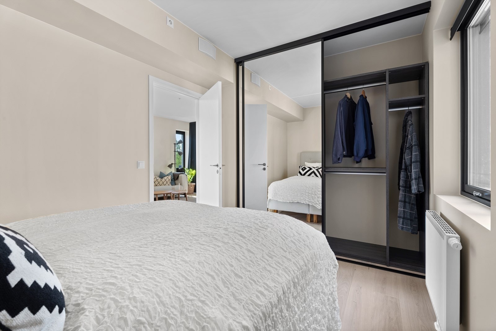 Hovedsoverom med skyvedørsgarderobe Galleribilde