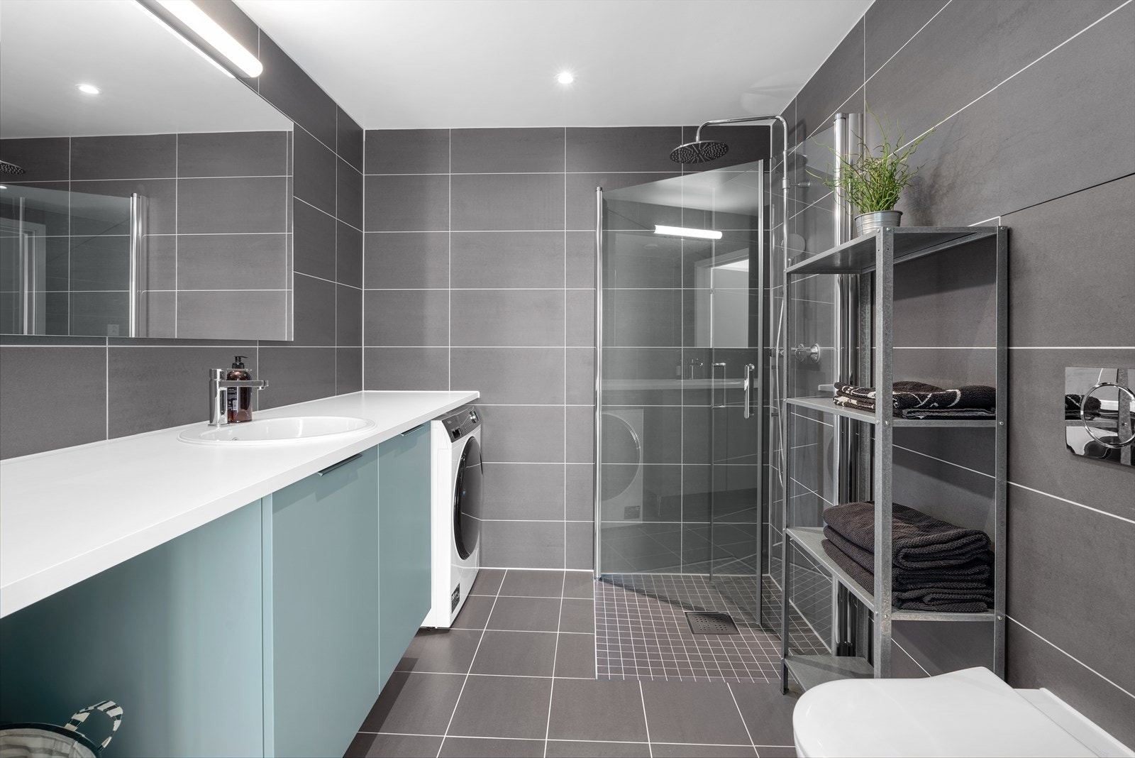 Delikat og pent flislagt baderom Galleribilde