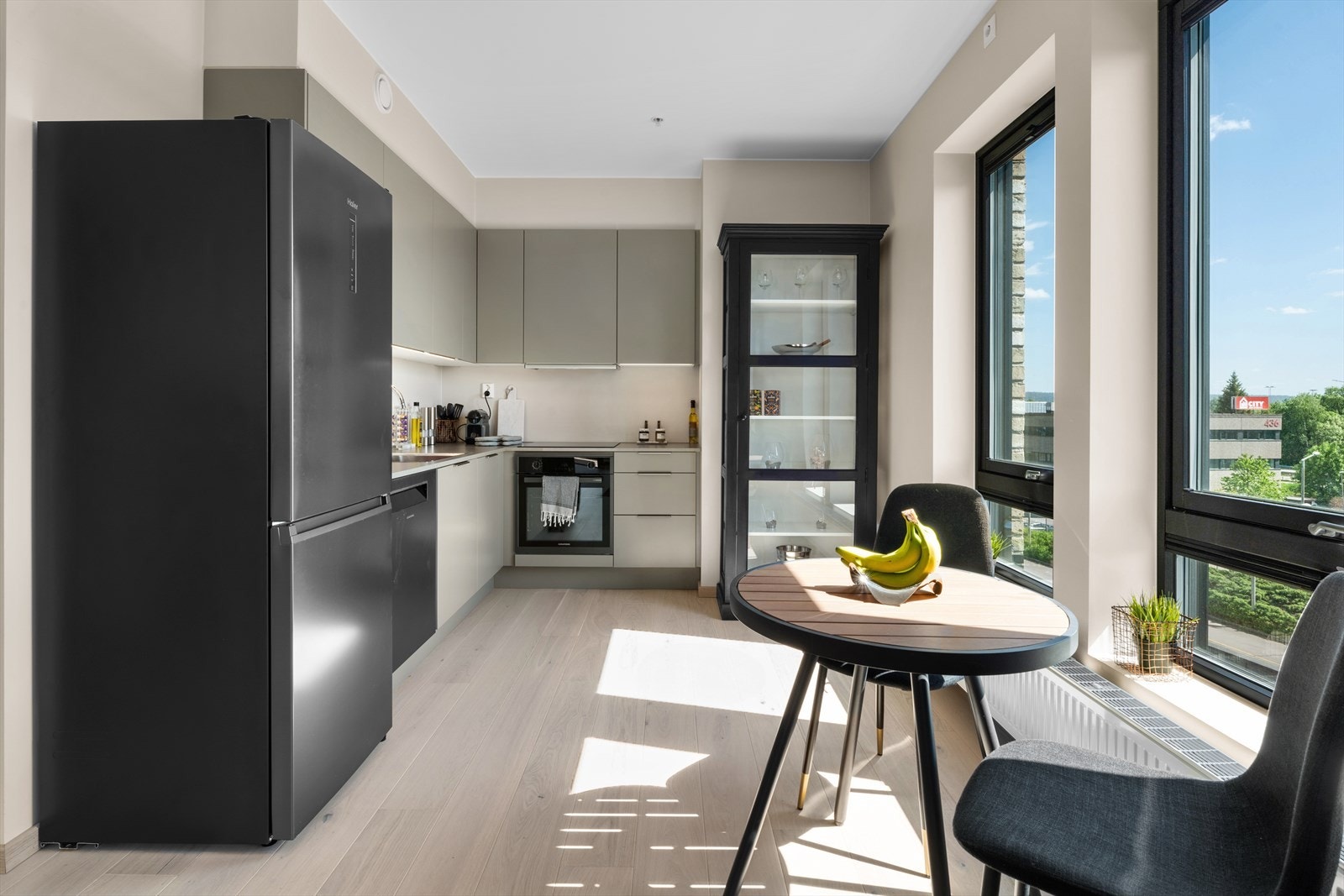 Kjøkken med plass til spisebord Galleribilde