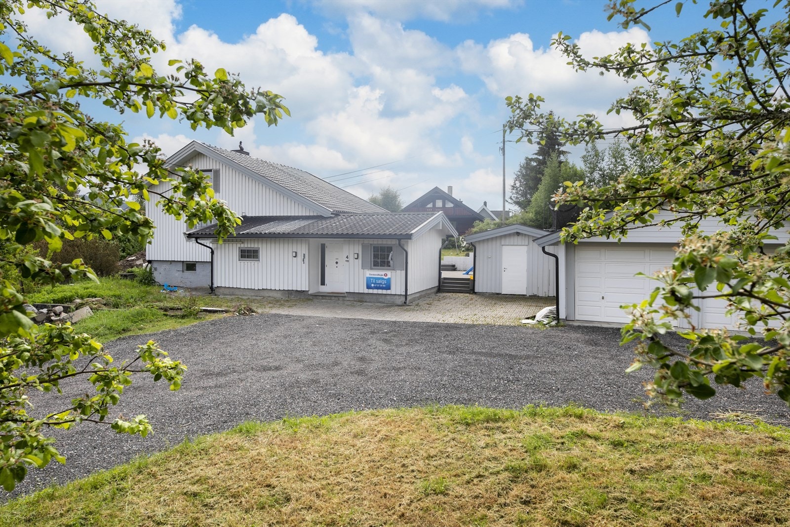 I et rolig og familievennlig nabolag står det en stor enebolig som venter på sin neste familie. Med sin klassiske sjarm og åpne rom, inviterer den til et liv fylt med latter og kjærlighet. Galleribilde