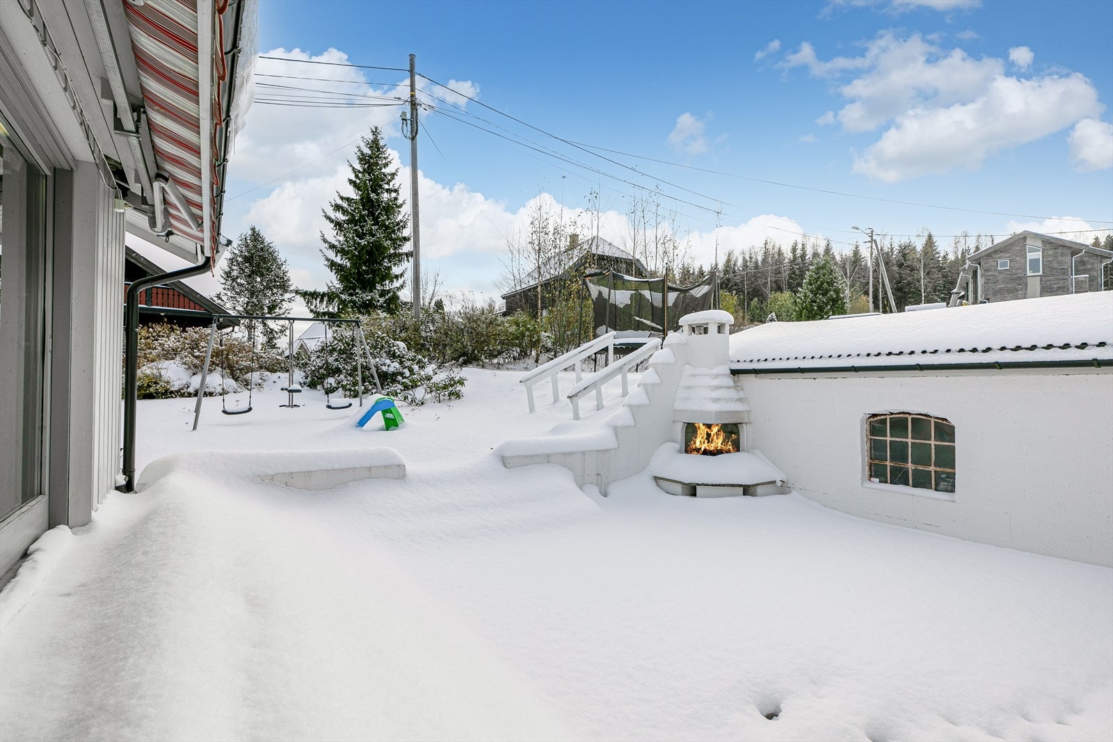 På terrassen vil du ha ettermiddags-og-kveldssolen. Eiendommen har sol fra morgen til kveld. Galleribilde