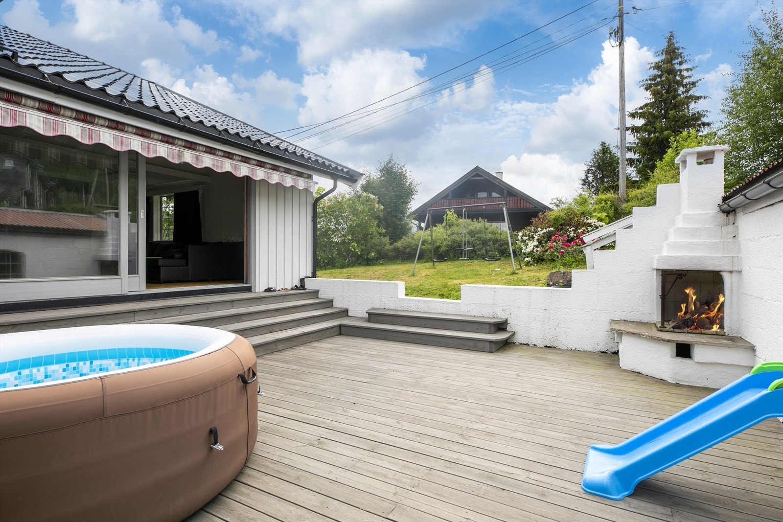 Terrassen er husets juvel, romslig nok til å huse sommerens beste grillfester, og med en utepeis som gir varme og hygge på kjølige kvelder. Galleribilde