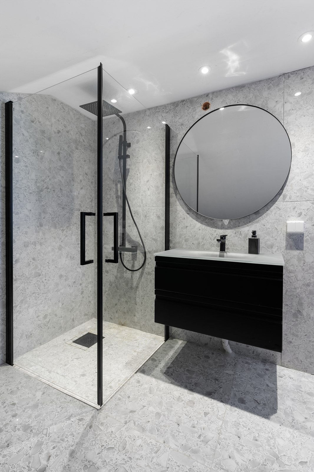 Flott bad i 2. etg. etablert i år, 2023. Badet har noe gjenstående arbeider. Galleribilde