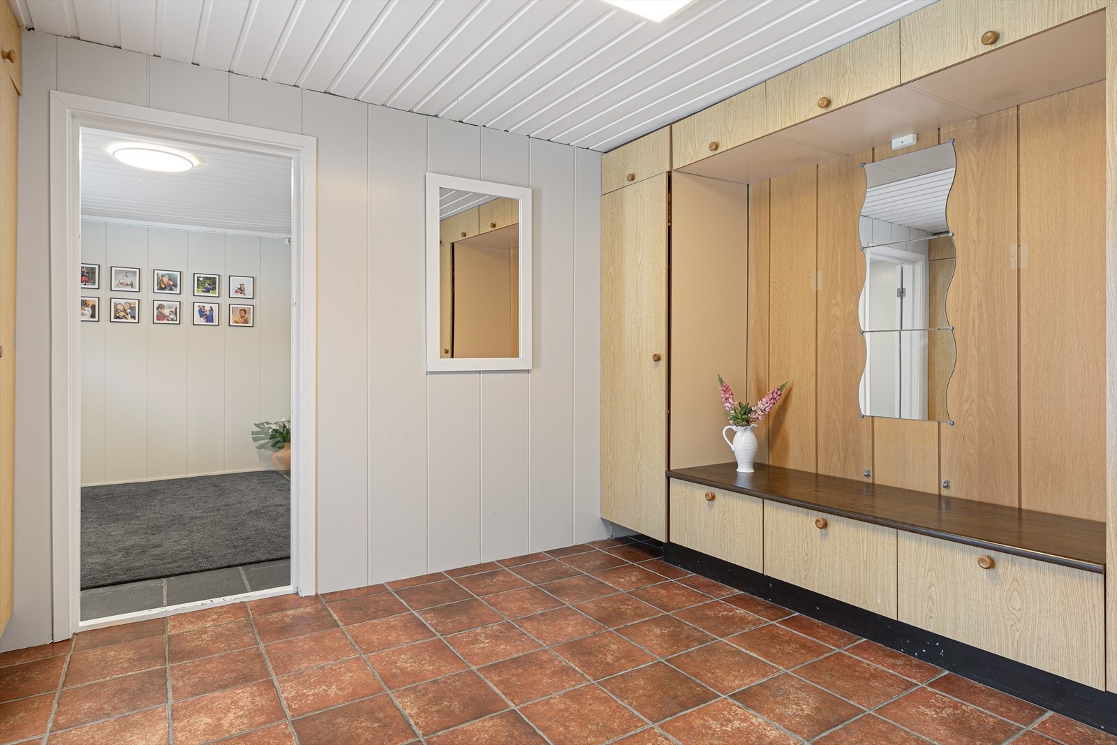 Velkommen inn! Stor gang som gir deg god plass til å henge i fra seg ytterklærne samt at barnevogna får plass her. Galleribilde