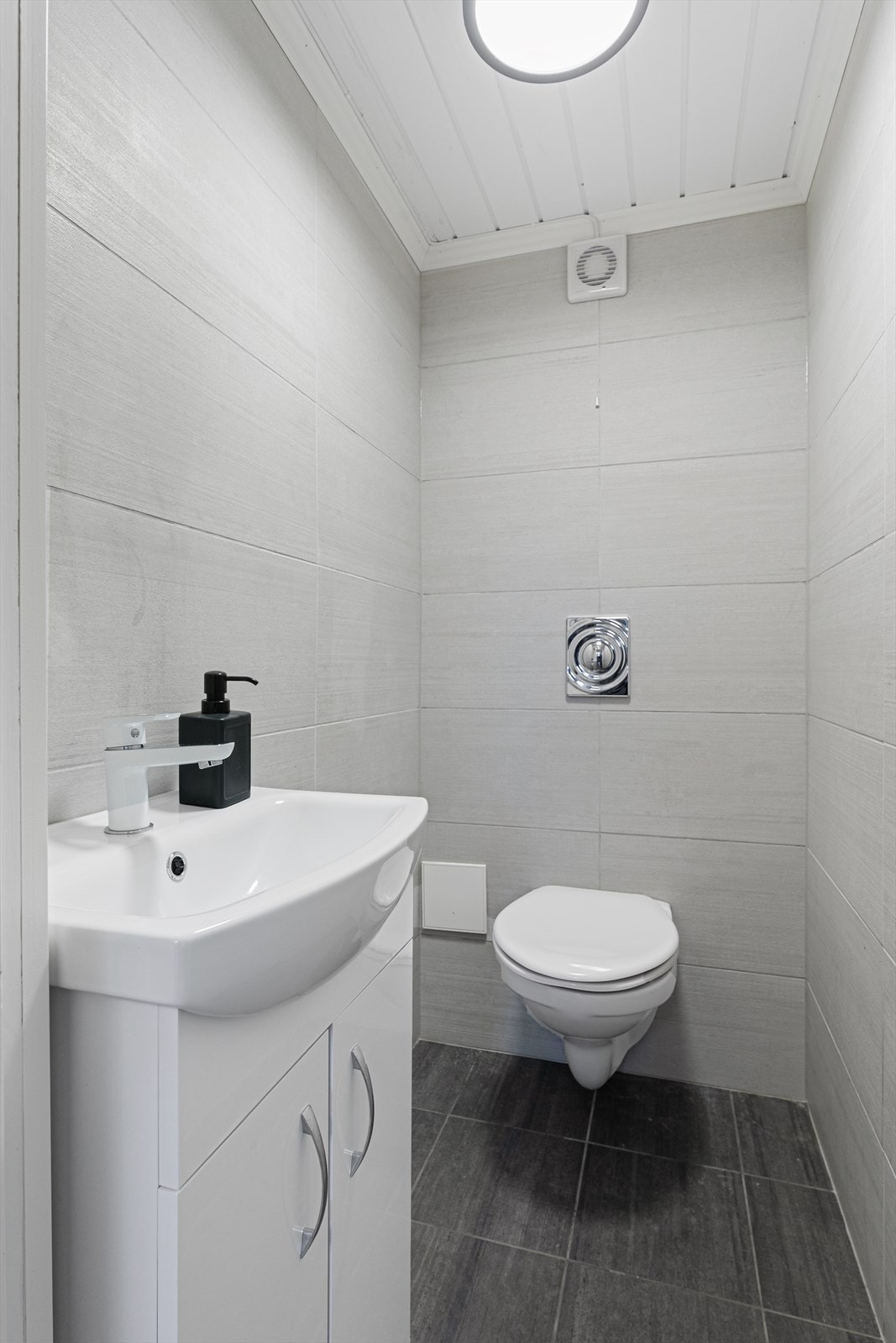 Praktisk med separat toalett. Toalettet og badet er pusset opp i 2021 av tidligere eier ihht forrige salgsoppgave. Galleribilde