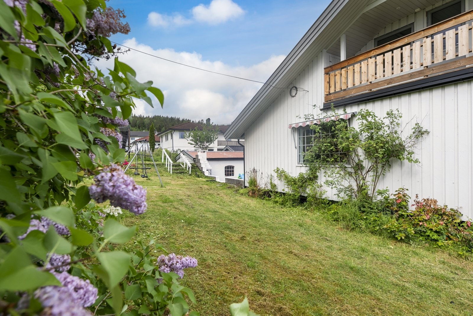 Hagen er ikke bare et sted for lek, men også for læring og utforskning. Barna kan observere insekter, plante frø og se dem spire, eller bare ligge på gresset og se skyene drive forbi. Galleribilde