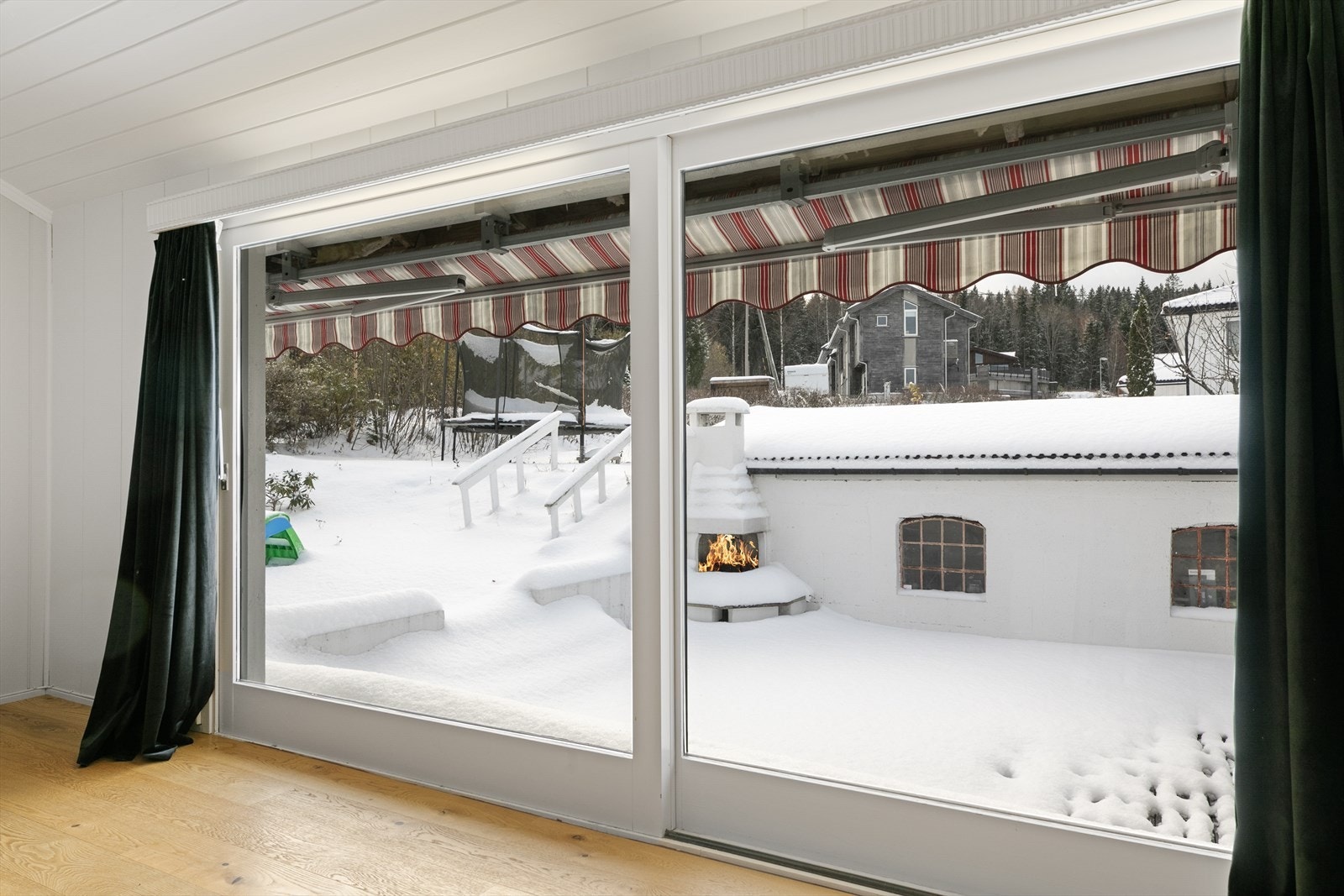 Uteplassen ligger skjermet til med levegg på den ene siden og verkstedet på den andre siden. Galleribilde