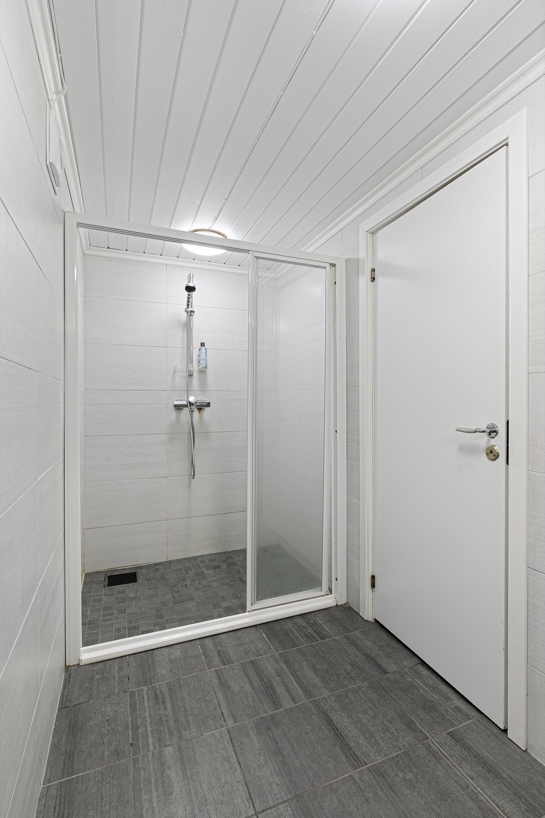 Bad og toalett ligger separat, men vegg i vegg. Galleribilde