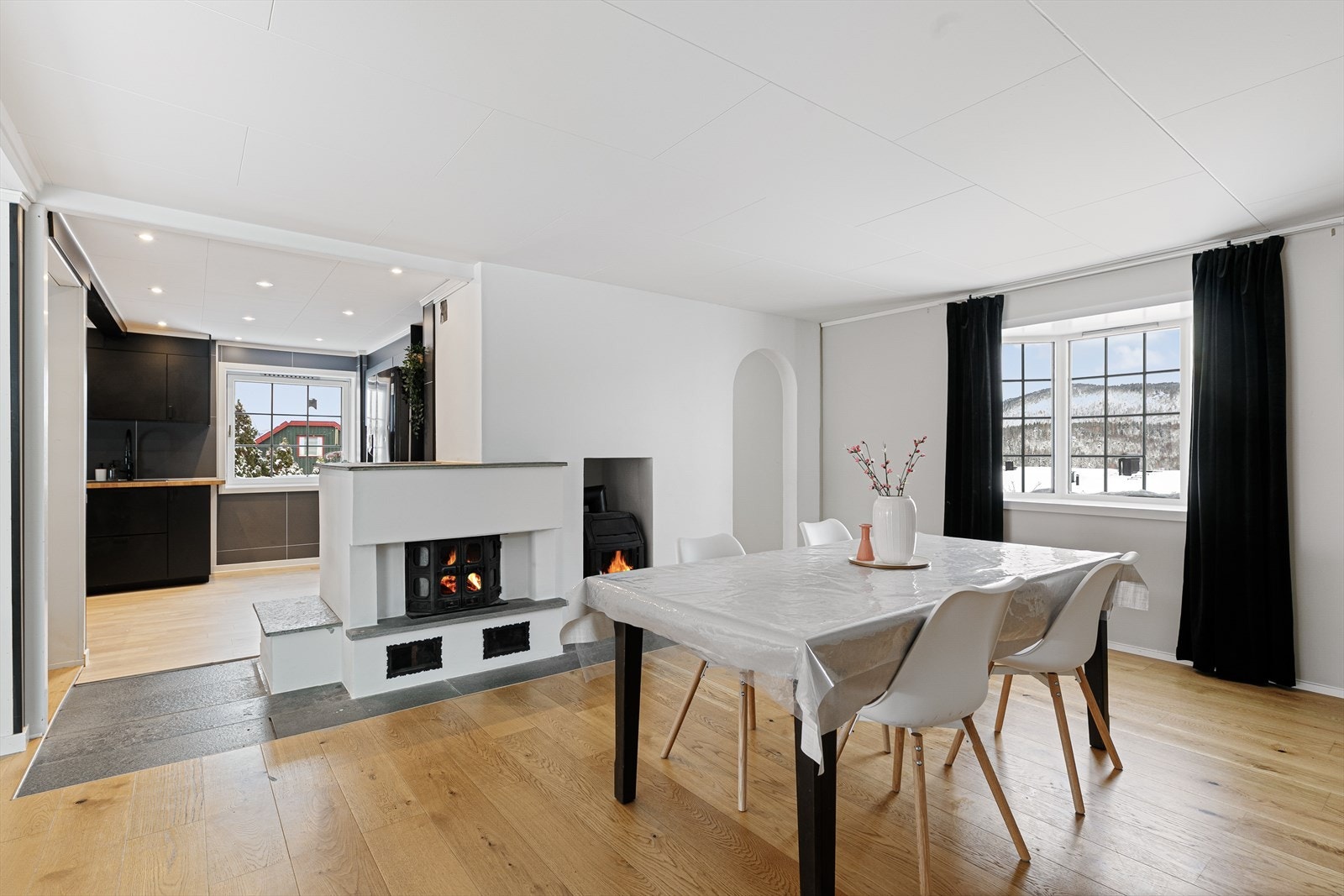 Man har både peisovn og vedovn i stuen. Fint karnapp vindu i spisestuen med flott utsikt mot Romeriksåsen. Galleribilde