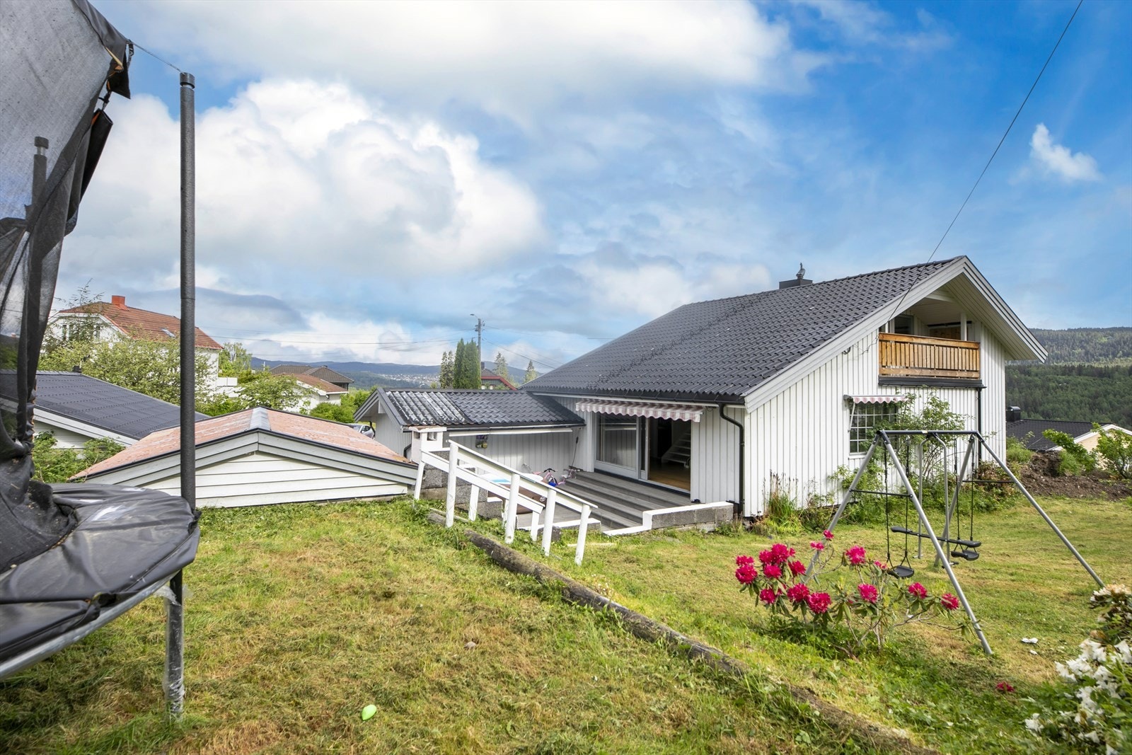 Fra hagen og flere av rommene kan man nyte en nydelig utsikt mot Romeriksåsen og ut over nabolandskapet. Galleribilde