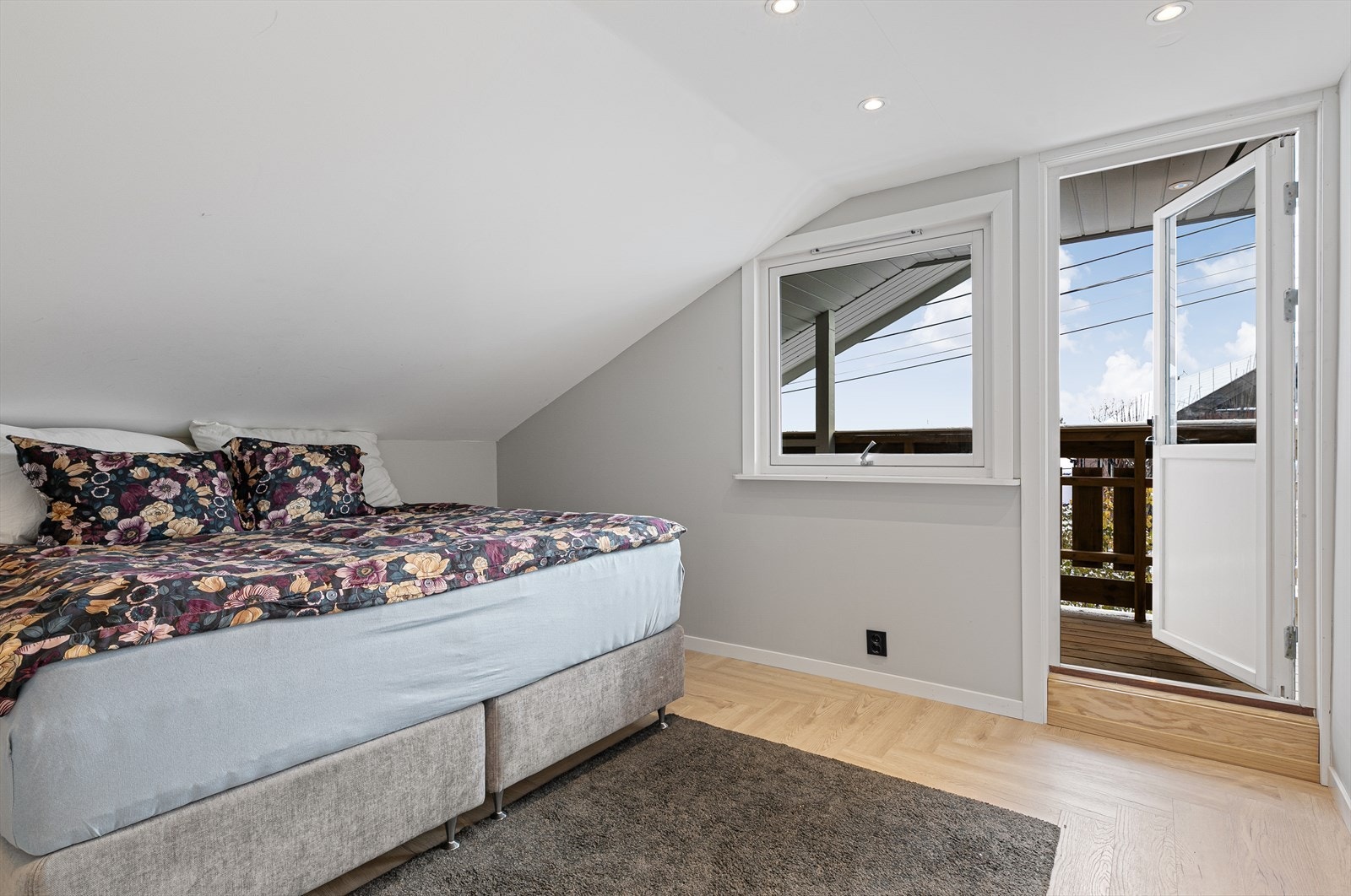 Hovedsoverommet er stort og har utgang til hyggelig, overbygd balkong. Galleribilde