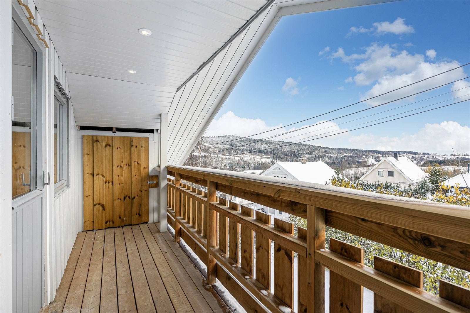 Hyggelig balkong med nydelig utsikt. Lagringsplass i enden av balkongen og downlights i tak. Galleribilde