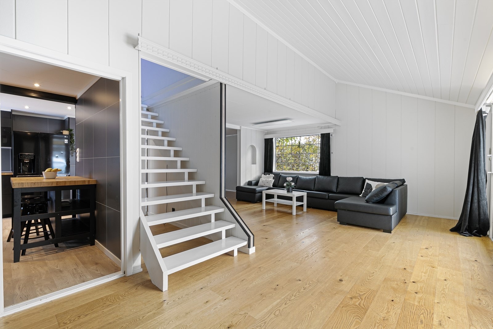 Stor og luftig stue med god takhøyde. Lyse fargevalg som de fleste vil like. Galleribilde