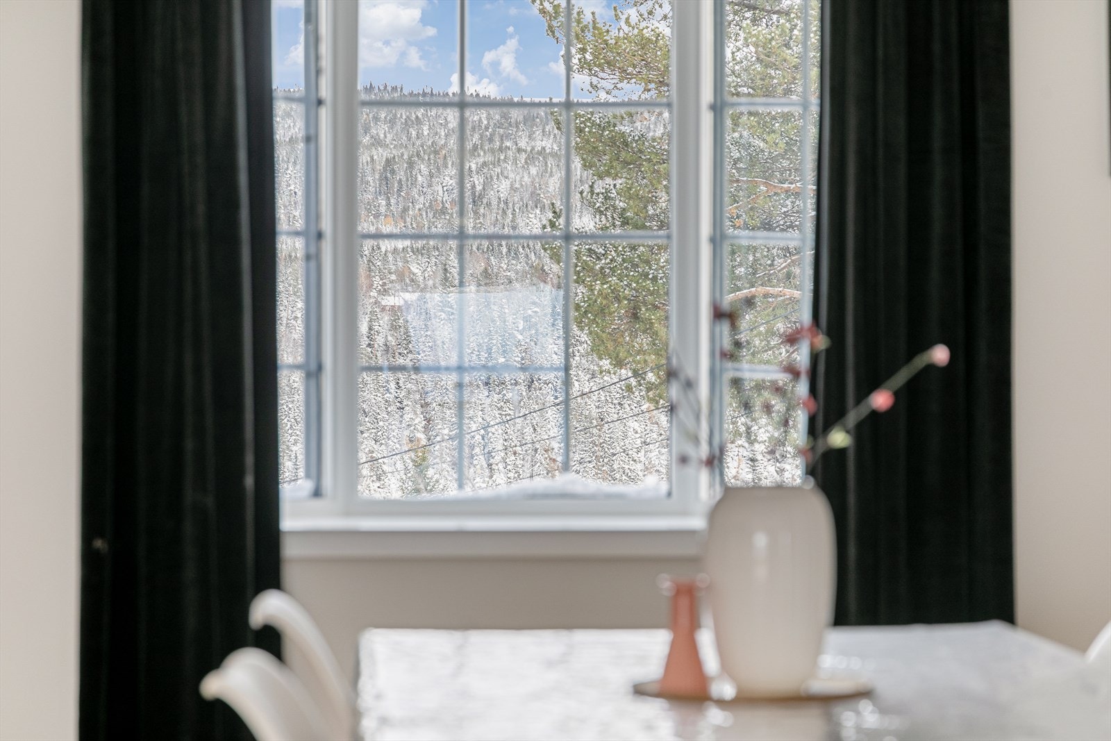 Nydelig utsikt mot Romeriksåsen. Boligen ligger høyt og fritt til med lite innsyn. Galleribilde